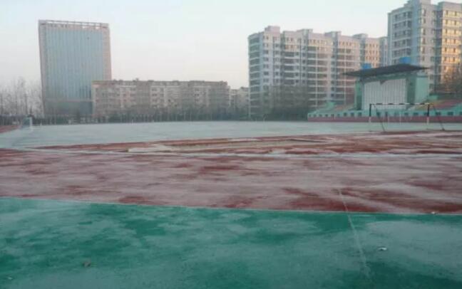 開學(xué)在即，雪后人造草坪場地該如何清理？